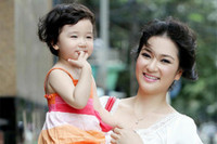 [ẢNH] Cuộc sống bình yên của Hoa hậu Nguyễn Thị Huyền sau 16 năm đăng quang