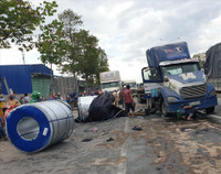 [Ảnh] Kinh hãi những ‘hung thần’ chở cuộn thép lao ào ào trên đường