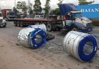 [Ảnh] Kinh hãi những ‘hung thần’ chở cuộn thép lao ào ào trên đường