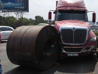 [Ảnh] Kinh hãi những ‘hung thần’ chở cuộn thép lao ào ào trên đường