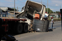 [Ảnh] Kinh hãi những ‘hung thần’ chở cuộn thép lao ào ào trên đường