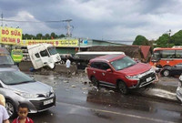 [Ảnh] Kinh hãi những ‘hung thần’ chở cuộn thép lao ào ào trên đường