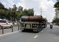 [Ảnh] Kinh hãi những ‘hung thần’ chở cuộn thép lao ào ào trên đường