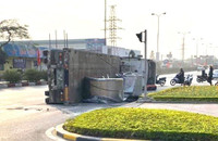 [Ảnh] Kinh hãi những ‘hung thần’ chở cuộn thép lao ào ào trên đường