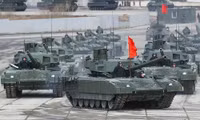 Siêu tăng T-80BVM Nga bị tên lửa Javelin của Ukraine đánh văng tháp pháo ra xa 15m
