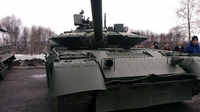 Siêu tăng T-80BVM Nga bị tên lửa Javelin của Ukraine đánh văng tháp pháo ra xa 15m