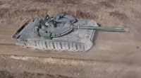 Siêu tăng T-80BVM Nga bị tên lửa Javelin của Ukraine đánh văng tháp pháo ra xa 15m