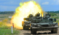 Siêu tăng T-80BVM Nga bị tên lửa Javelin của Ukraine đánh văng tháp pháo ra xa 15m