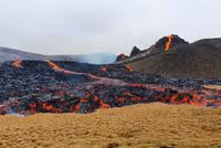 [ẢNH] Bầu trời Iceland đỏ rực khi núi lửa 6000 năm tuổi ‘tỉnh giấc’