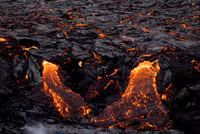 [ẢNH] Bầu trời Iceland đỏ rực khi núi lửa 6000 năm tuổi ‘tỉnh giấc’