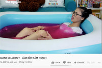 [ẢNH] Lời cảnh tỉnh sau video Thơ Nguyễn ‘xin vía học giỏi’ từ búp bê Kumanthong: Cha mẹ cần làm gì để bảo vệ trẻ? 