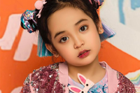 [ẢNH] Vẻ ngoài xinh xắn và diễn xuất thiên phú của bé Cami 'Hướng dương ngược nắng'