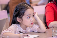 [ẢNH] Vẻ ngoài xinh xắn và diễn xuất thiên phú của bé Cami 'Hướng dương ngược nắng'