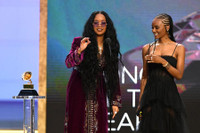 [ẢNH] Cận cảnh những bộ trang phục từ đẹp mắt đến 'độc dị' tại thảm đỏ Grammy 2021