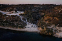 [ẢNH] Nước Mỹ đau đầu đối phó với dòng người di cư ngày càng tăng