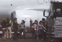 [ẢNH] Nước Mỹ đau đầu đối phó với dòng người di cư ngày càng tăng