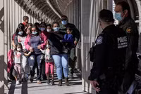 [ẢNH] Nước Mỹ đau đầu đối phó với dòng người di cư ngày càng tăng