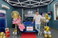 [ẢNH] Ngày 8-3 đặc biệt của sao Việt: Lệ Quyên được tặng trang sức đắt tiền, NSƯT Xuân Bắc làm ‘trai bán hoa’