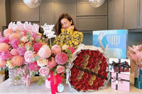 [ẢNH] Ngày 8-3 đặc biệt của sao Việt: Lệ Quyên được tặng trang sức đắt tiền, NSƯT Xuân Bắc làm ‘trai bán hoa’