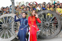 [ẢNH] Chiêm ngưỡng nhan sắc 'cực phẩm' của các sao nữ khi diện trang phục truyền thống nước ngoài