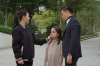 [ẢNH] Vẻ ngoài xinh xắn và diễn xuất thiên phú của bé Cami 'Hướng dương ngược nắng'