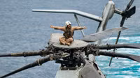 Trực thăng khổng lồ CH-53E Mỹ bốc cháy dữ dội trên bãi đỗ