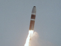 [ẢNH] Nga bất ngờ phóng liền lúc 4 siêu tên lửa hạt nhân từ tàu ngầm