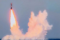 [ẢNH] Nga bất ngờ phóng liền lúc 4 siêu tên lửa hạt nhân từ tàu ngầm