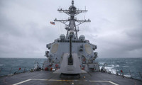 [ẢNH] Tàu chiến, máy bay Trung Quốc bám đuôi chiến hạm Mỹ