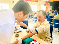 Công an quận Ba Đình hướng dẫn người dân lấy mẫu máu định danh ADN