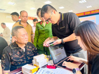 Công an quận Ba Đình hướng dẫn người dân lấy mẫu máu định danh ADN