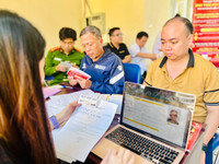 Công an quận Ba Đình hướng dẫn người dân lấy mẫu máu định danh ADN