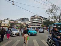 Nhiều người check - in tại trước toà nhà 