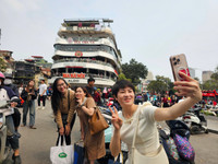 Nhiều người check - in tại trước toà nhà 