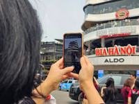 Nhiều người check - in tại trước toà nhà 