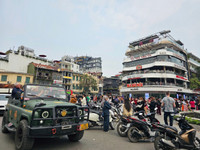 Nhiều người check - in tại trước toà nhà 