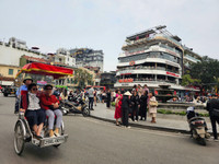 Nhiều người check - in tại trước toà nhà 