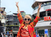 Nhiều người check - in tại trước toà nhà 