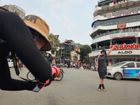 Nhiều người check - in tại trước toà nhà 