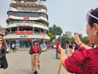 Nhiều người check - in tại trước toà nhà 