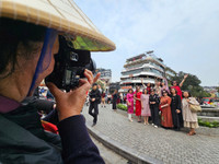Nhiều người check - in tại trước toà nhà 