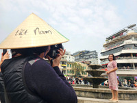 Nhiều người check - in tại trước toà nhà 