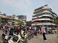 Nhiều người check - in tại trước toà nhà 