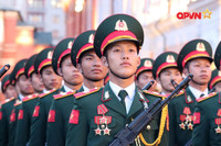 Chiến sĩ QĐND Việt Nam trang bị súng AK-74M duyệt binh ở Quảng trường Đỏ