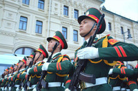 Chiến sĩ QĐND Việt Nam trang bị súng AK-74M duyệt binh ở Quảng trường Đỏ