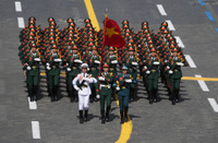 Chiến sĩ QĐND Việt Nam trang bị súng AK-74M duyệt binh ở Quảng trường Đỏ