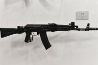 Chiến sĩ QĐND Việt Nam trang bị súng AK-74M duyệt binh ở Quảng trường Đỏ