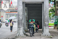 [ẢNH] Người lao động nhọc nhằn mưu sinh dưới thời tiết oi nóng của Hà Nội