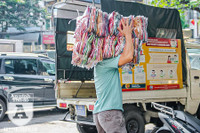 [ẢNH] Người lao động nhọc nhằn mưu sinh dưới thời tiết oi nóng của Hà Nội