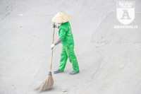 [ẢNH] Người lao động nhọc nhằn mưu sinh dưới thời tiết oi nóng của Hà Nội
